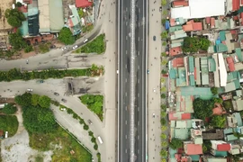 Toàn cảnh đường vành đai 3 trên cao tại ngã ba Hoàng Quốc Việt-Phạm Văn Đồng. (Ảnh: Hào Nguyễn/Vietnam+)