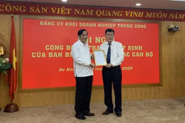 Đồng chí Nguyễn Thanh Bình, Ủy viên Trung ương Đảng, Phó Trưởng ban Thường trực Ban Tổ chức Trung ương trao quyết định phân công, điều động đồng chí Nguyễn Đức Phong làm Phó Bí thư Đảng ủy Khối Doanh nghiệp Trung ương. (Ảnh: Việt Đức/TTXVN)
