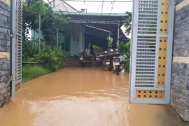 Lũ dâng về đột ngột khiến nhiều nhà dân trên bàn thành phố Đồng Xoài bị ngập .