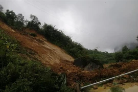 Sạt lở gây ách tắc giao thông tại km 25, tỉnh lộ 152, Lào Cai. (Ảnh: TTXVN phát)