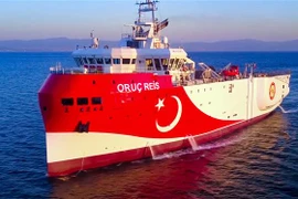 Tàu thăm dò Oruc Reis của Thổ Nhĩ Kỳ di chuyển ngoài khơi phía Tây Antalya trên Địa Trung Hải ngày 12/8/2020. (Ảnh: AFP/TTXVN)