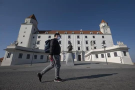 Người dân đeo khẩu trang phòng dịch COVID-19 tại Bratislava, Slovakia ngày 1/4/2020. (Ảnh: AFP/TTXVN)