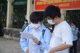 Các thí sinh tại điểm trường THPT Chuyên Lê Quý Đôn (Đà Nẵng) hoàn thành xong phần thi Ngoại ngữ. (Ảnh: Văn Dũng/TTXVN)