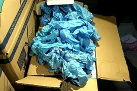 Găng tay y tế kém chất lượng, giả nhãn hiệu bị phát hiện. (Ảnh: TTXVN phát)