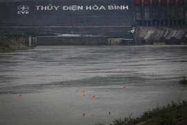 Trong những ngày này nước sông Đà đang dâng cao và dòng chảy mạnh rất nguy hiểm. (Ảnh: Trọng Đạt/TTXVN)