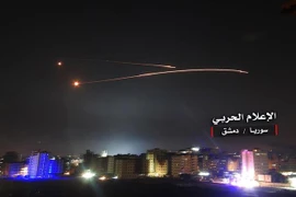 Phòng không Syria đánh chặn tên lửa Israel nhằm vào thủ đô Damascus ngày 10/5/2018. (Ảnh: AFP/TTXVN)