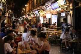 Khách đông đúc trên phố Tạ Hiện. (Ảnh: Hoàng Hiếu/TTXVN)