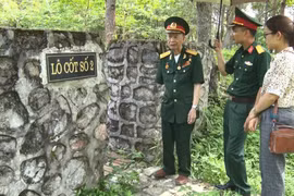 Đại tá, Anh hùng lực lượng vũ trang nhân dân La Văn Cầu thăm các lô cốt Pháp tại Khu Di tích Chiến thắng Đông Khê. (Ảnh: Thu Hằng/TTXVN)