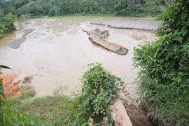 Công trình xử lý bùn thải quặng đuôi không còn khả năng xử lý, lắng đọng bùn đất, dẫn tới nước thải chảy thẳng ra môi trường. (Nguồn: baotainguyenmoitruong.vn)
