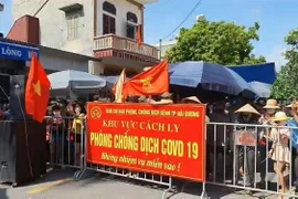 Người dân thôn Thanh Xá, xã Liên Hồng, thành phố Hải Dương trước giờ kết thúc cách ly y tế. (Ảnh: TTXVN phát)