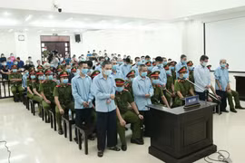 Các bị cáo nghe tòa tuyên án. (Ảnh: Doãn Tấn/TTXVN)