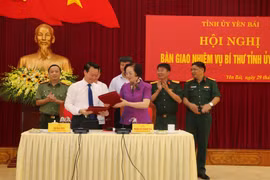 Đồng chí Phạm Thị Thanh Trà, Ủy viên Trung ương Đảng, Phó Trưởng ban Tổ chức Trung ương, Thứ trưởng Bộ Nội vụ, nguyên Bí thư Tỉnh ủy, Chủ tịch HĐND tỉnh Yên Bái và đồng chí Đỗ Đức Duy, Bí thư Tỉnh uỷ, Chủ tịch UBND tỉnh ký bàn giao nhiệm vụ Bí thư Đảng ủy