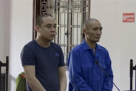 Bị cáo Nguyễn Duy Linh (phải) và Bùi Huy Hoàng tại phiên xét xử. (Ảnh: Vũ Hà/TTXVN)