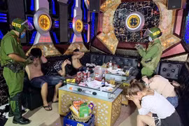 Lực lượng chức năng kiểm tra các phòng hát karaok của cơ sở kinh doanh karaoke Katina II phát hiện nhiều đối tượng dương tính với chất ma túy. (Ảnh: Công Mạo/TTXVN)