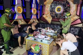 Lực lượng chức năng kiểm tra các phòng hát karaok của cơ sở kinh doanh karaoke Katina II phát hiện nhiều đối tượng dương tính với chất ma túy. (Ảnh: Công Mạo/TTXVN)