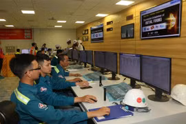 Vận hành đốt lửa lần đầu lò hơi Nhà máy Nhiệt điện sông Hậu 1. (Ảnh: Duy Khương/TTXVN)