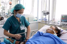 Bệnh nhân P.V.T đang được điều trị tại Khoa Hồi sức cấp cứu - Bệnh viện Chợ Rẫy. (Ảnh: Đinh Hằng/TTXVN phát)
