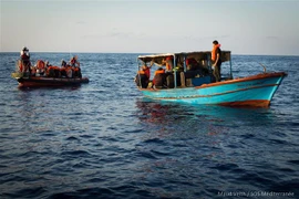 Người di cư được giải cứu trên Địa Trung Hải ngày 24/9/2018. (Ảnh: AFP/ TTXVN)