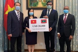 Đại sứ Việt Nam tại Sri Lanka Phạm Thị Bích Ngọc đã trao số tiền ủng hộ 20.000 USD của Chính phủ Việt Nam tặng Chính phủ và nhân dân Maldives trong công tác phòng chống dịch COVID-19. (Ảnh: TTXVN phát)