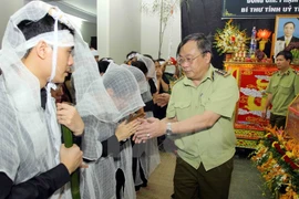 Các đơn vị đến chia buồn cùng gia quyến của đồng chí Phạm Duy Cường. (Ảnh: Thế Duyệt/ TTXVN)