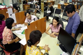 Thay vì nộp thuế tại cơ quan thuế như thông thường, các hộ kinh doanh có thể thực hiện nghĩa vụ qua dịch vụ bưu chính, viễn thông. (Ảnh minh họa. Nguồn: TTXVN)