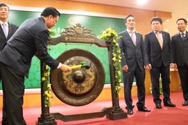 Bộ trưởng Bộ Tài chính tự tay đánh công khai trương phiên giao dịch đầu Xuân. (Ảnh: PV/Vietnam+)