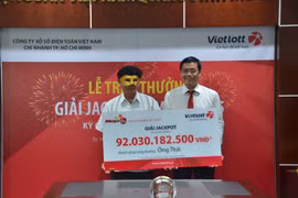 Người trúng giải Jackpot trị giá hơn 92 tỷ đồng đã chính thức nhận được tiền thưởng. (Ảnh: Vietlott)