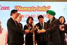 Phó Chủ tịch nước Đặng Thị Ngọc Thịnh dự lễ thắp nến công bố loạt các đường bay thẳng của Vietjet giữa Việt Nam và Ấn Độ. (Ảnh: PV/Vietnam+)