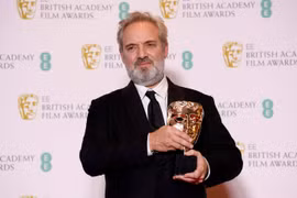 Đạo diễn Sam Mendes cùng giải thưởng đạo diễn xuất nhất. (Nguồn: Reuters)