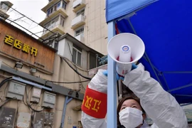 Treo loa phát thanh tuyên truyền các biện pháp phòng dịch viêm đường hô hấp cấp do 2019-nCoV tại Vũ Hán. (Ảnh: THX/TTXVN)