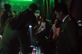 Kiểm tra nhanh tại chỗ các đối tượng nghi sử dụng ma túy tại quán bar. Ảnh minh họa. (Ảnh: Đinh Tuấn/TTXVN)