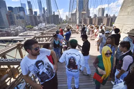 Khách du lịch trên cầu Brooklyn, New York, Mỹ. (Ảnh: AFP/TTXVN)