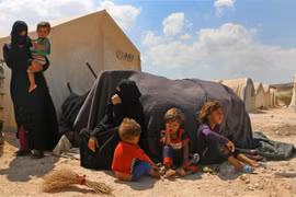 Người tị nạn Syria tại một lán trại tạm bợ ở Kafr Lusin, tỉnh Idlib. (Ảnh: AFP/TTXVN)