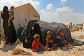 Người tị nạn Syria tại một lán trại tạm bợ ở Kafr Lusin, tỉnh Idlib. (Ảnh: AFP/TTXVN)