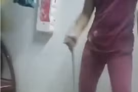 Cảnh đối tượng Nguyễn Thị Thanh Thúy đang hành hạ con ruột của mình gây bức xúc dư luận. (Ảnh: TTXVN/phát)