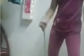 Cảnh đối tượng Nguyễn Thị Thanh Thúy đang hành hạ con ruột của mình gây bức xúc dư luận. (Ảnh: TTXVN/phát)