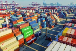 Các container hàng hóa tại cảng Thanh Đảo, Trung Quốc. (Ảnh: AFP/TTXVN)