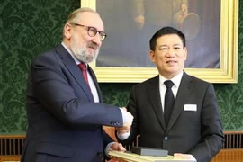 Chủ tịch Tòa Thẩm kế Bỉ Philippe Roland tặng quà lưu niệm cho Tổng Kiểm toán Nhà nước Việt Nam Hồ Đức Phớc. (Ảnh: Kim Chung/TTXVN)