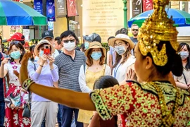 Khách du lịch đeo khẩu trang phòng tránh lây nhiễm virus corona tại Bangkok, Thai Lan. (Ảnh: AFP/TTXVN)