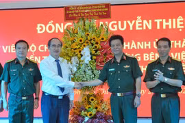 Bí thư Thành ủy Thành phố Hồ Chí Minh Nguyễn Thiện Nhân chúc mừng tập thể cán bộ, y bác sỹ Bệnh viện Quân y 175. (Ảnh: Anh Tuấn/TTXVN)