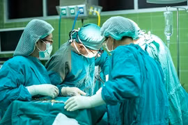 Phía sau vinh quang nghề y là nhiều gian nan chưa được thổ lộ: những ca mổ hàng giờ, lịch trực đêm hay áp lực tinh thần căng thẳng.