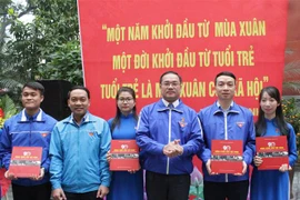 Trao tặng tuổi trẻ Thủ đô cuốn sách ảnh 90 năm Đảng Cộng sản Việt Nam do Nhà xuất bản Thông tấn biên soạn và xuất bản. (Ảnh: Linh Anh/TTXVN)