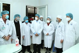 Đoàn công tác của Bộ Y tế kiểm tra khu vực điều trị cách ly dành cho bệnh nhân mắc bệnh viêm đường hô hấp cấp do chủng mới của virus corona tại Bệnh viện Đa khoa tỉnh Vĩnh Phúc. (Ảnh: TTXVN phát)
