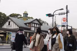 Người dân đeo khẩu trang phòng tránh lây nhiễm dịch COVID-19 tại Tokyo, Nhật Bản. (Ảnh: THX/TTXVN)