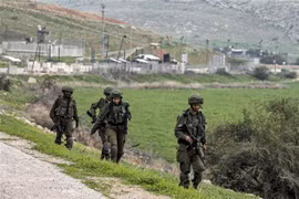 Binh sỹ Israel tuần tra gần trạm kiểm soát al-Hamra ở Thung lũng Jordan, Bờ Tây. (Ảnh: AFP/TTXVN)