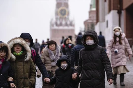 Người dân Nga và khách du lịch đeo khẩu trang phòng ngừa lây lan virus corona tại Moskva, Nga. (Ảnh: AFP/TTXVN)