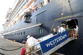 Hành khách trên du thuyền Westerdam tại cảng Sihanoukville, Campuchia. (Ảnh: THX/TTXVN)