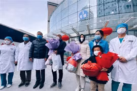 Các bệnh nhân nhiễm virus corona chủng mới chụp ảnh lưu niệm cùng đội ngũ nhân viên y tế trước khi xuất viện tại Thanh Hải, Trung Quốc ngày 5/2. (Ảnh: THX/TTXVN)