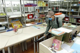 Các trường học của quận Hai Bà Trưng được phun thuốc khử trùng vệ sinh môi trường phòng chống dịch bệnh viêm phổi lạ do virus corona. (Ảnh: Dương Ngọc/TTXVN)