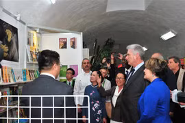 Chủ tịch Cuba Miguel Díaz-Canel thăm gian hàng của Việt Nam. (Ảnh: Vũ Lê Hà/TTXVN)